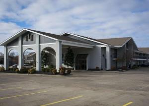 um grande edifício branco com estacionamento em Best Western University Inn em Murray