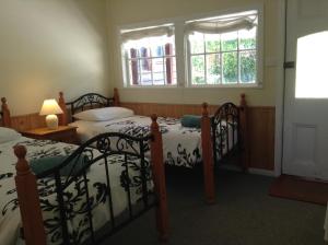 a bedroom with two beds and a window at Crossways Country Inn in Marysville