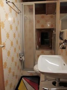 Et badeværelse på Fuldera Daint chasa Zanoli Whg im zweiten Stock