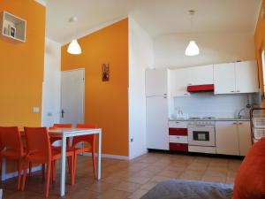 uma cozinha e sala de jantar com mesa e cadeiras em La Gramigna Villette em Briatico