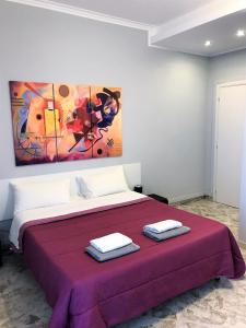 1 dormitorio con 1 cama grande y 2 toallas. en CAVOUR 124 -guest-room-, en Bari