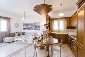 Kuchyňa alebo kuchynka v ubytovaní Panos Luxury Suite