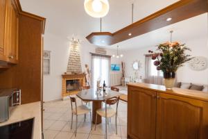 Kuchyňa alebo kuchynka v ubytovaní Panos Luxury Suite