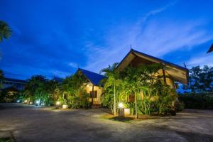 Family Resort Chumphon في شومفون: منزل أمامه الكثير من الأشجار