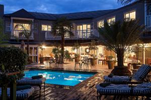 维德尼斯辛纳蒙精品酒店的一栋房子前面有游泳池