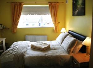 Rúm í herbergi á Aaron Vale B&B