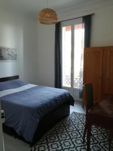 מיטה או מיטות בחדר ב-6 Rue de Castillon Appartement