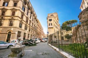 ローマにあるCasa Alessandraの建物と柵のある街道