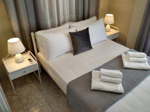 Een bed of bedden in een kamer bij Victoria Maisonette