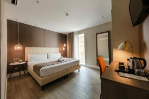 Habitación de hotel con cama y escritorio en Hotel Oasis en Barcelona