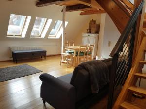 uma sala de estar com um sofá e uma mesa em Rooftop Chalet em Stralsund