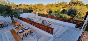 an overhead view of a patio with tables and chairs at Monte Família Ferreira in Vale de Açor