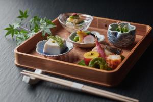 Jídlo v ryokanu nebo okolí