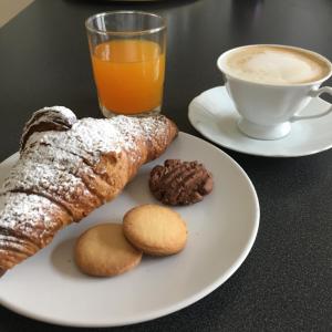 ヴェローナにあるB＆B トスカのコーヒーとクッキーを添えた一皿