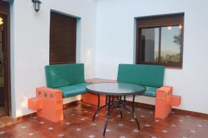 twee stoelen en een tafel in een kamer bij Rural Apartments overlooking the Lake. in Ardales