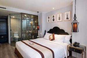Postel nebo postele na pokoji v ubytování Sanouva Saigon Hotel