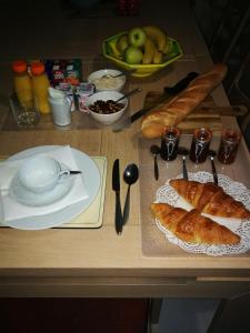 una mesa con pan, cruasanes y otros alimentos. en Bachellerie, en Chéronnac