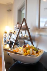 un tazón de verduras sentado en una mesa en Asperion Hotel en Guildford
