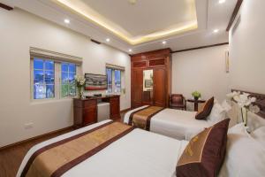 Postel nebo postele na pokoji v ubytování Royal St Hanoi Hotel