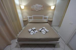 - 2 serviettes sur un lit dans une chambre dans l'établissement Villa Saturno, à Tropea