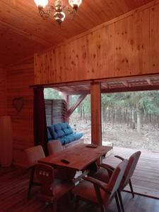 ein Esszimmer mit einem Tisch und Stühlen in einer Hütte in der Unterkunft Maly Domek Zalesie in Barczewo