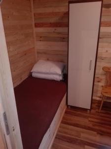 En eller flere senge i et værelse på Maly Domek Zalesie