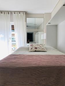 A bed or beds in a room at Stefanias sunny Acropolis Studio on Drakou pedestrian Még 23 kép