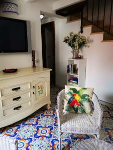 sala de estar con TV y silla en Casa Regina, en Lipari