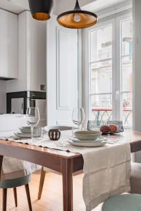uma sala de jantar com uma mesa com copos de vinho em Madalena 133 em Lisboa