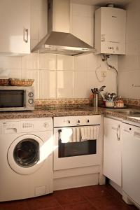 A kitchen or kitchenette at Casa Rural La Alegría de la Alcarria III