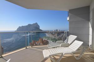 balcón con 2 sillas y vistas al océano en Apartamentos Entremares - Grupo Antonio Perles en Calpe
