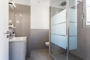 a bathroom with a toilet and a glass shower at CMG Champs Elysées - Boetie 4DD in Paris