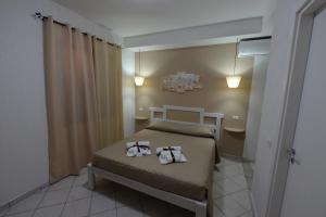 Cette petite chambre comprend un lit avec des serviettes. dans l'établissement Villa Saturno, à Tropea