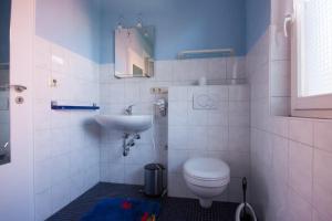ein Bad mit einem WC und einem Waschbecken in der Unterkunft Ferienwohnung Doris Seitz in Schweinfurt
