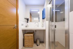 une salle de bain avec lavabo et douche dans l'établissement La Bakery De Vegueta, à Las Palmas de Gran Canaria 90 autres photos