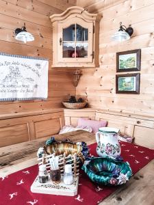Zimmer mit einem Tisch in einer Holzhütte in der Unterkunft Weigl Hütte Semmering in Semmering