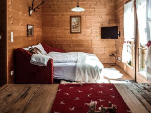 Łóżko lub łóżka w pokoju w obiekcie Weigl Hütte Semmering