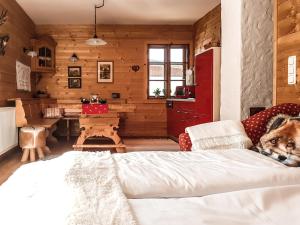 pies siedzący na łóżku w pokoju w obiekcie Weigl Hütte Semmering w mieście Semmering