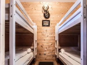 Łóżko lub łóżka w pokoju w obiekcie Weigl Hütte Semmering