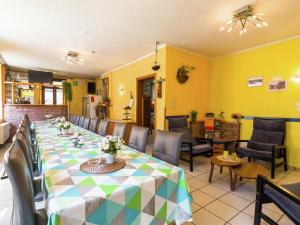 un comedor con una mesa larga y sillas en Lovely Holiday Home in Marcourt, en Marcourt