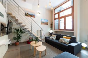 un salon avec un canapé et un escalier dans l'établissement La Bakery De Vegueta, à Las Palmas de Gran Canaria