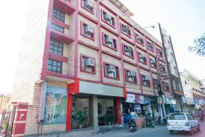 un bâtiment rouge sur le côté d'une rue dans l'établissement Hotel Gorbandh, à Udaipur