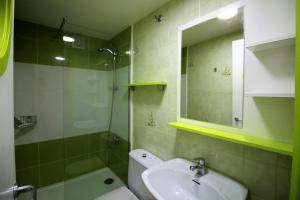 ロザスにあるGlobal Immo 1034 Montserratのバスルーム(洗面台、トイレ、鏡付)