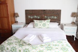 a bedroom with a bed with two towels on it at TAŞKONAK in Bergama