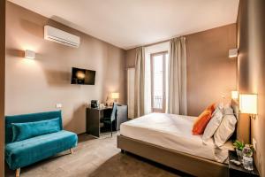 een hotelkamer met een bed en een blauwe bank bij H501 Luxury Rooms in Rome