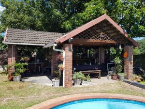 um pavilhão com piscina no pátio em Cassiandra Place unit 1 em Richards Bay