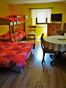 Postel nebo postele na pokoji v ubytování Apartmaji Pr-Gujlu Sela nad Podmelcem 5220 TOLMIN