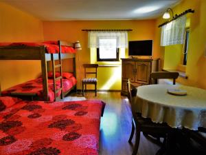 Postel nebo postele na pokoji v ubytování Apartmaji Pr-Gujlu Sela nad Podmelcem 5220 TOLMIN