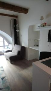 uma sala de estar com um sofá e uma mesa em Sam Le Lezard Sarl em Nice
