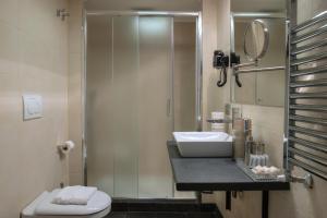 חדר רחצה ב-Black And White Suite 